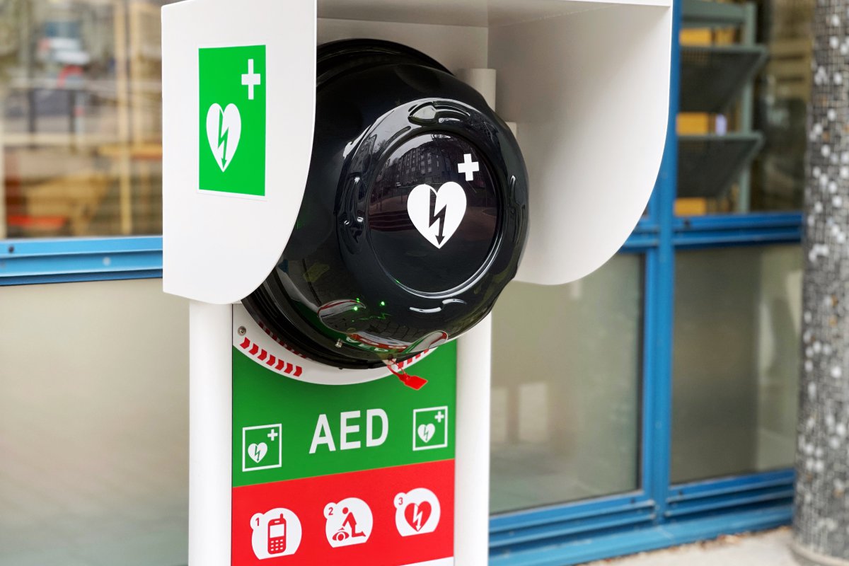 Wie wird ein genutzter Defibrillator wieder aufbereitet und einsatzbereit gemacht?